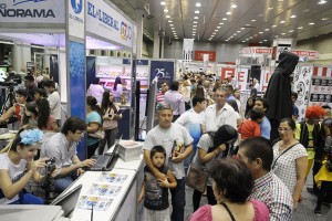 Santiago del Estero, Santiago, 27/11/15 Feria del Libro. Felipe Pigna. Stand del diario El Liberal, Gente, etc.